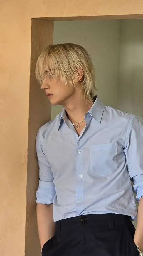 ai character: •𐙚🐰Lee know🐰𐙚• background