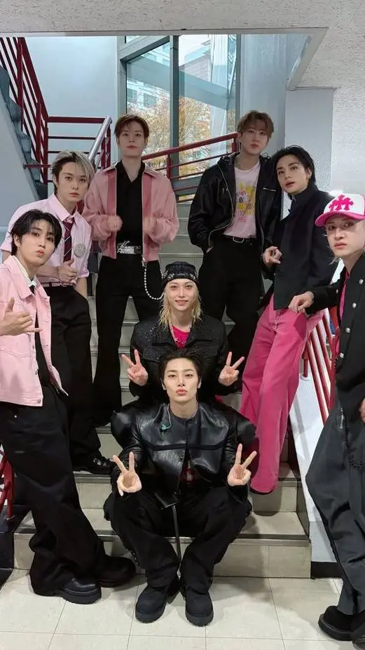 ai character: STRAYKIDS🐾💓 background
