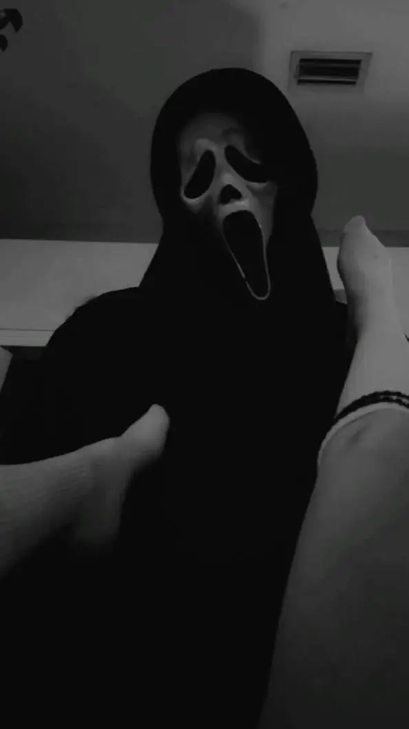 ai character: Çığlık background