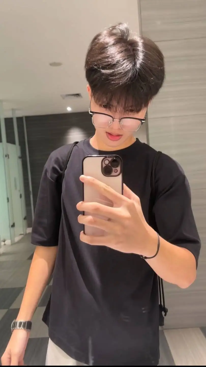 ai character: ash background