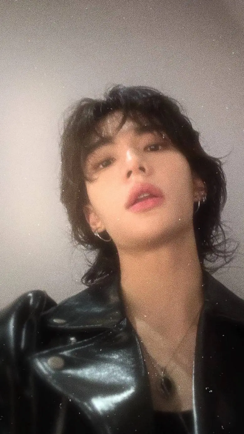 ai character: Hyunjin 👁️👄👁️ background