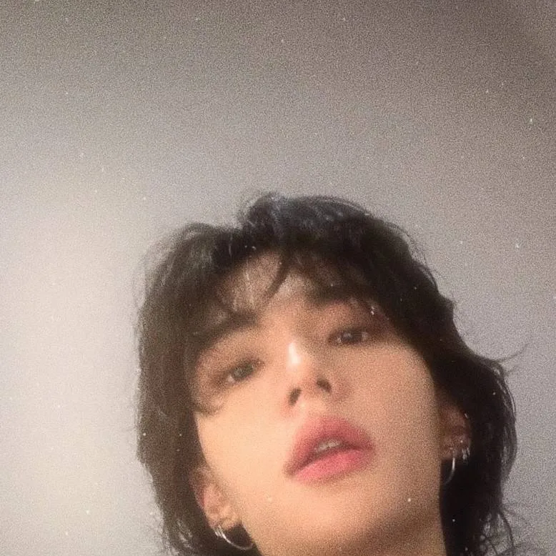 chat with ai character: Hyunjin 👁️👄👁️