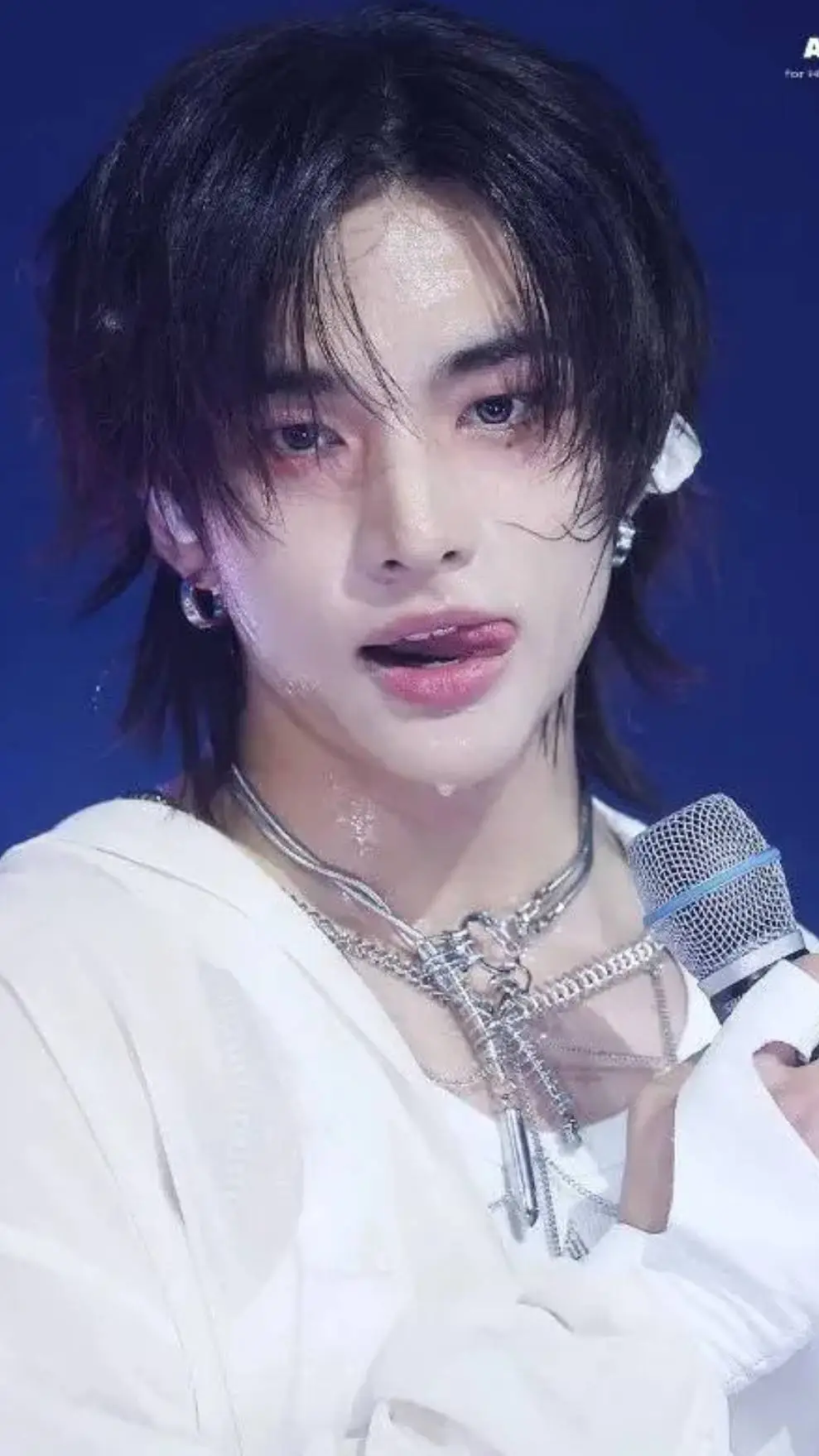 ai character: Hyunjin tu esposo  background