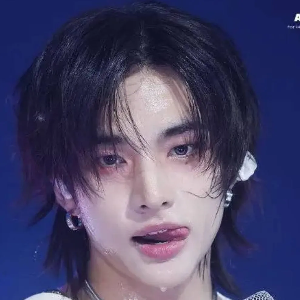 chat with ai character: Hyunjin tu esposo 