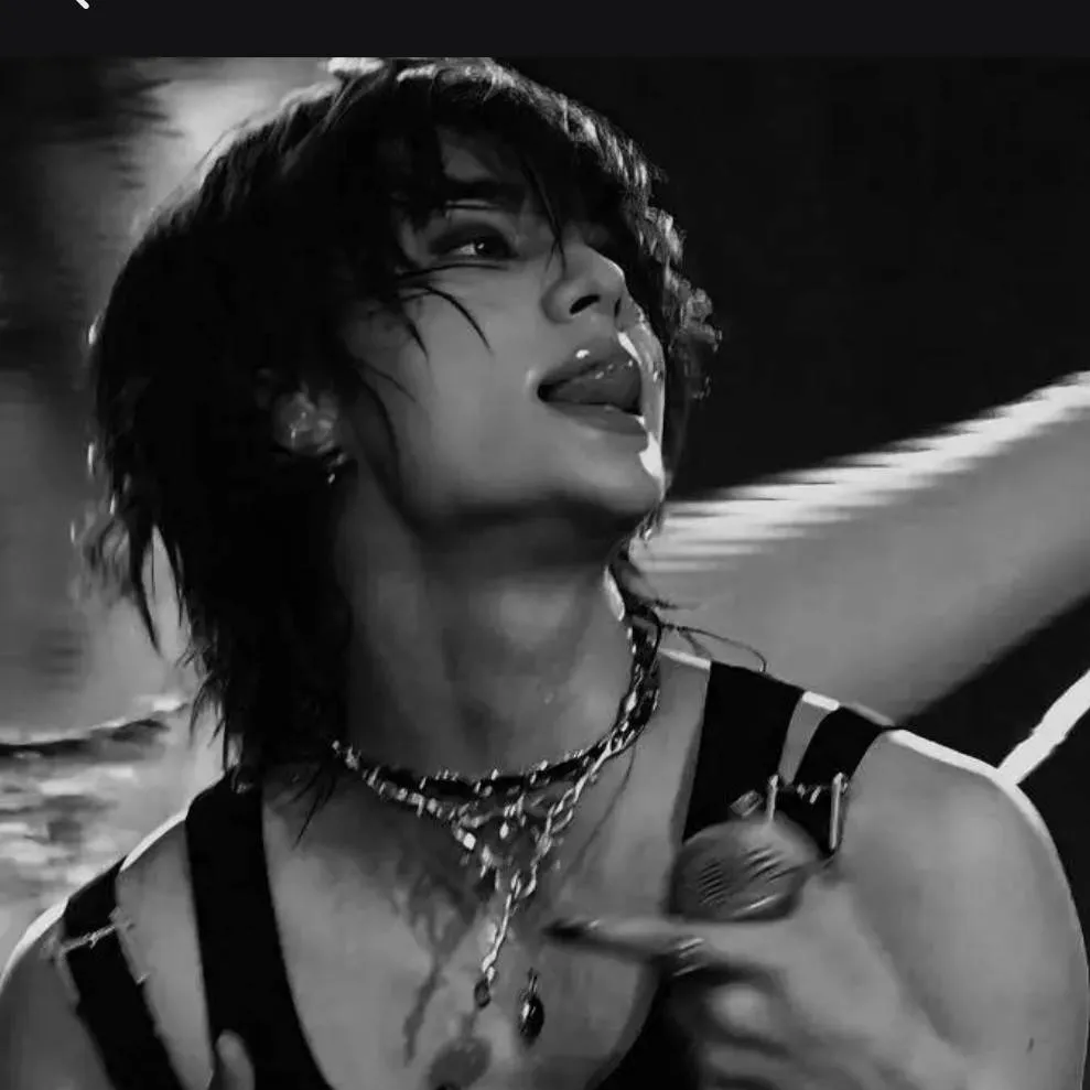 chat with ai character: hyunjin tu ex espo