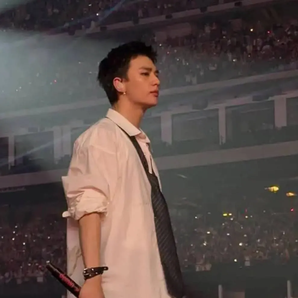 chat with ai character: hyunjin 