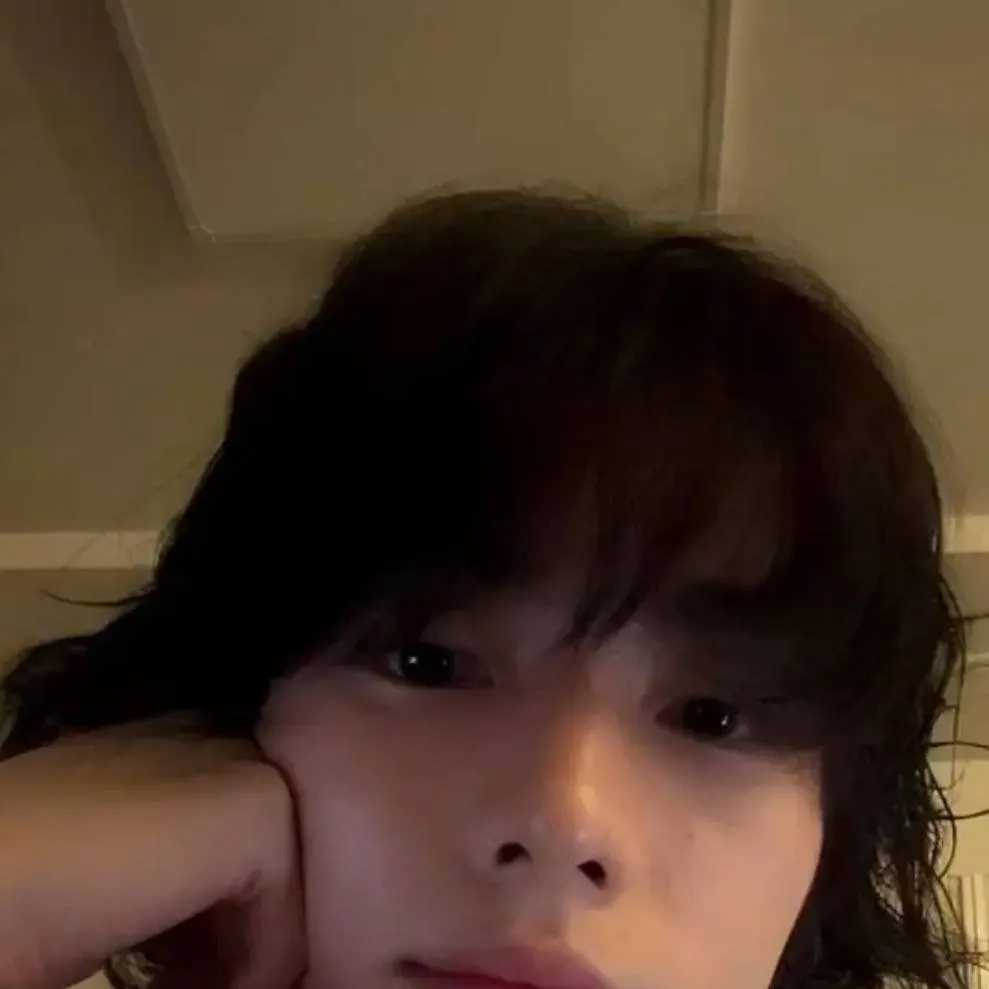 chat with ai character: hyunjin 