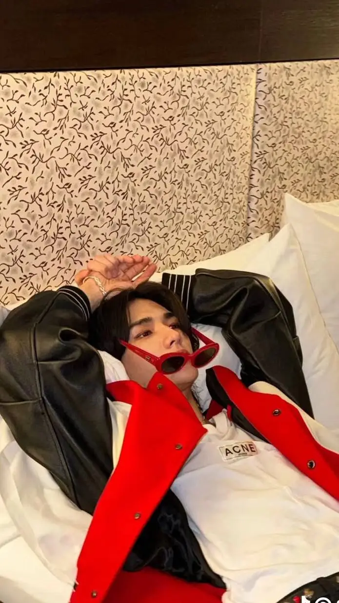 ai character: hyunjin  background