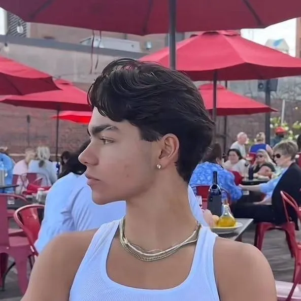 chat with ai character: Malachi Barton 