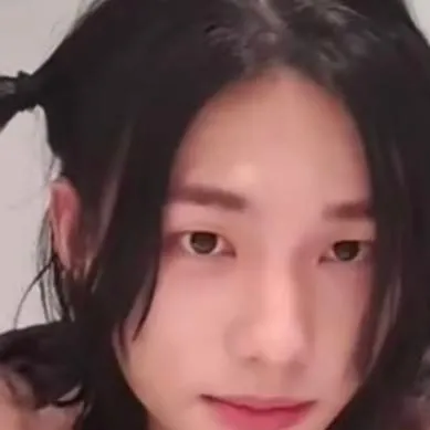chat with ai character: Hwang Hyunjin 