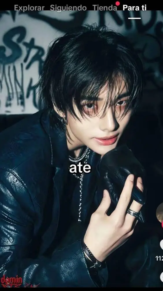 ai character: Hwang Hyunjin  background