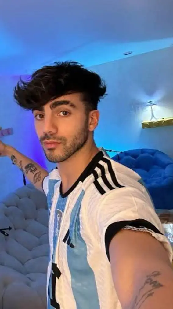 ai character: Federico árbolero background