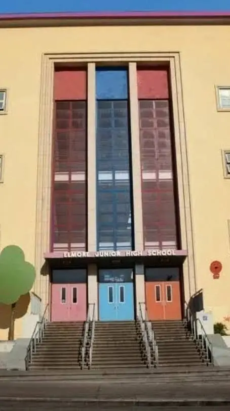 ai character: Mi escuela 🏫(real) background