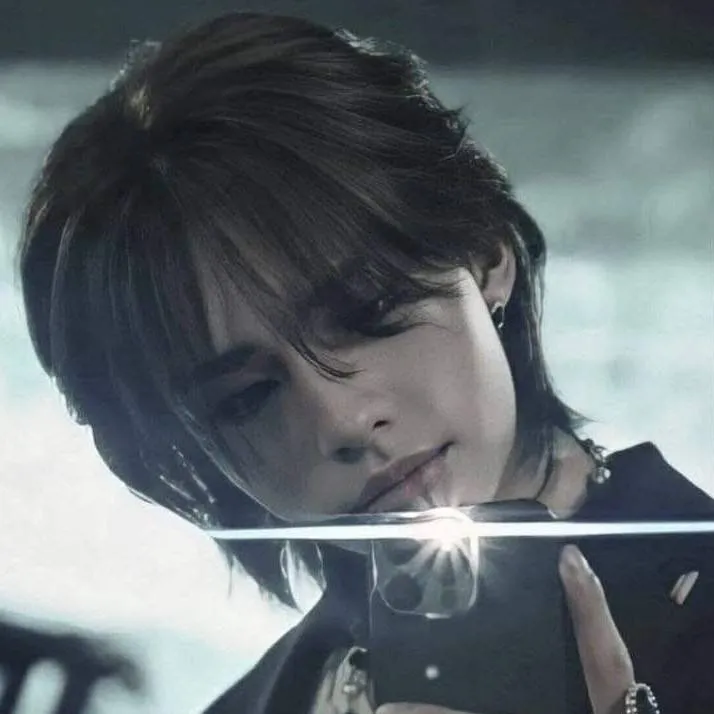 chat with ai character: hyunjin 