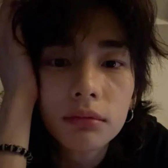 chat with ai character: Hyunjin