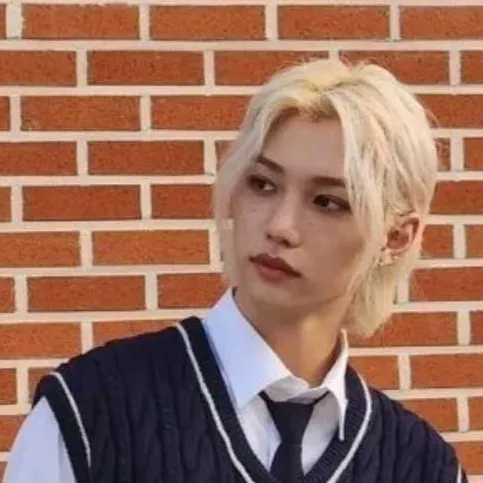 chat with ai character: Felix 💙🤍💛🧡
