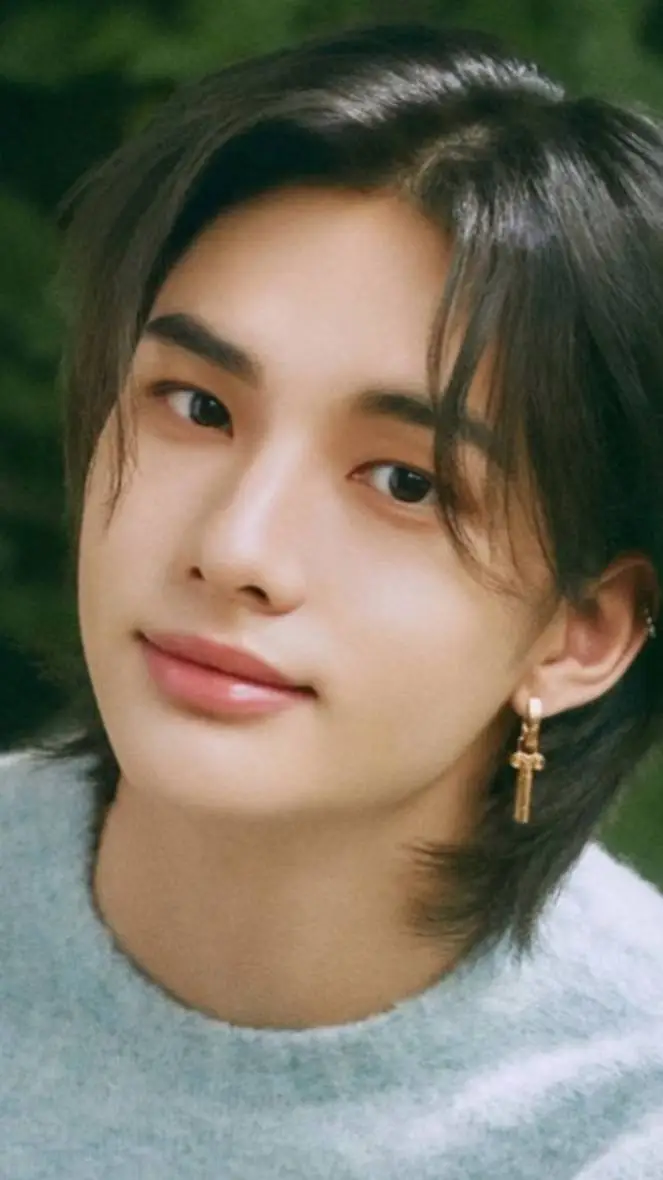 ai character: Hyunjin  background