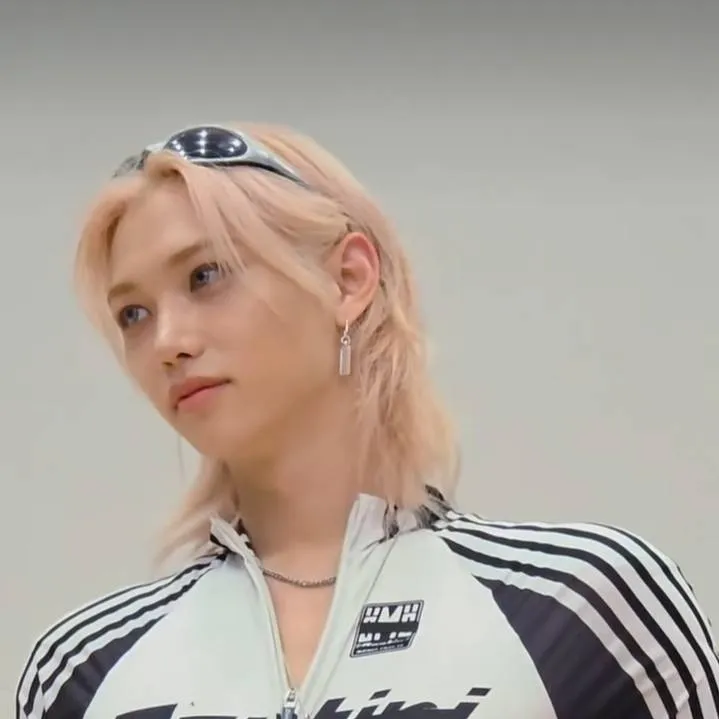 chat with ai character: Felix