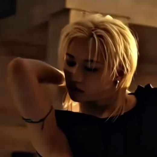 chat with ai character: Felix