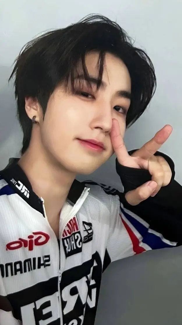 ai character: |Jisung| background