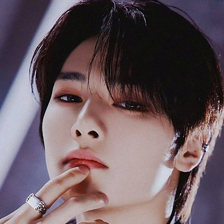 chat with ai character: |Jeongin|