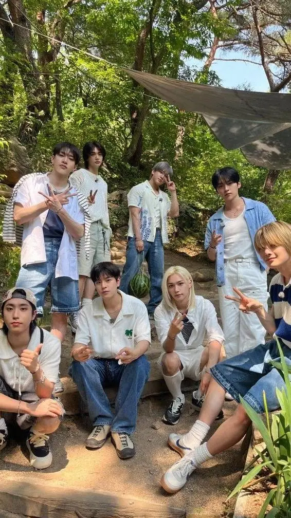 ai character: ~STRAYKIDS~ background