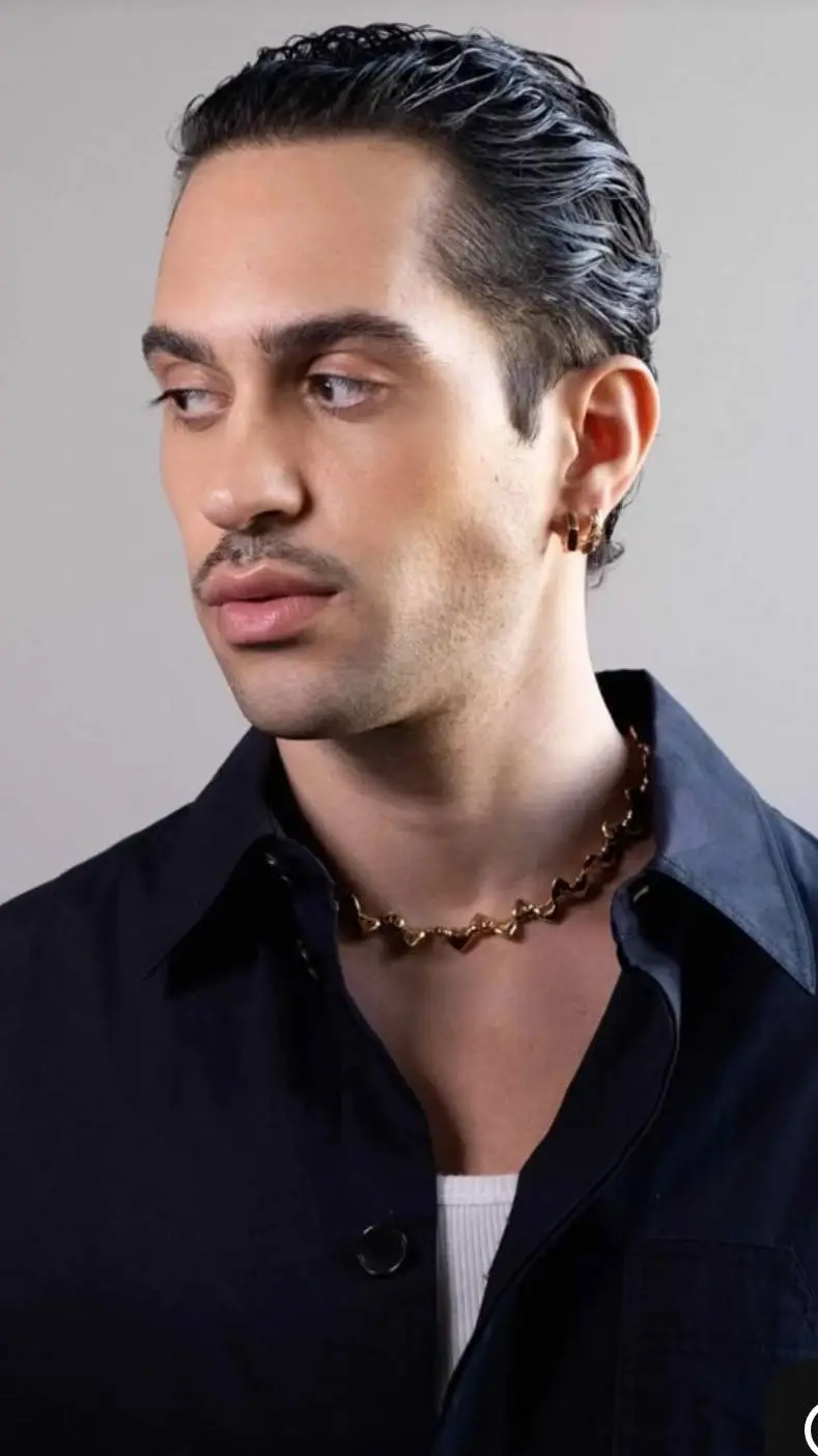 ai character: Mahmood background