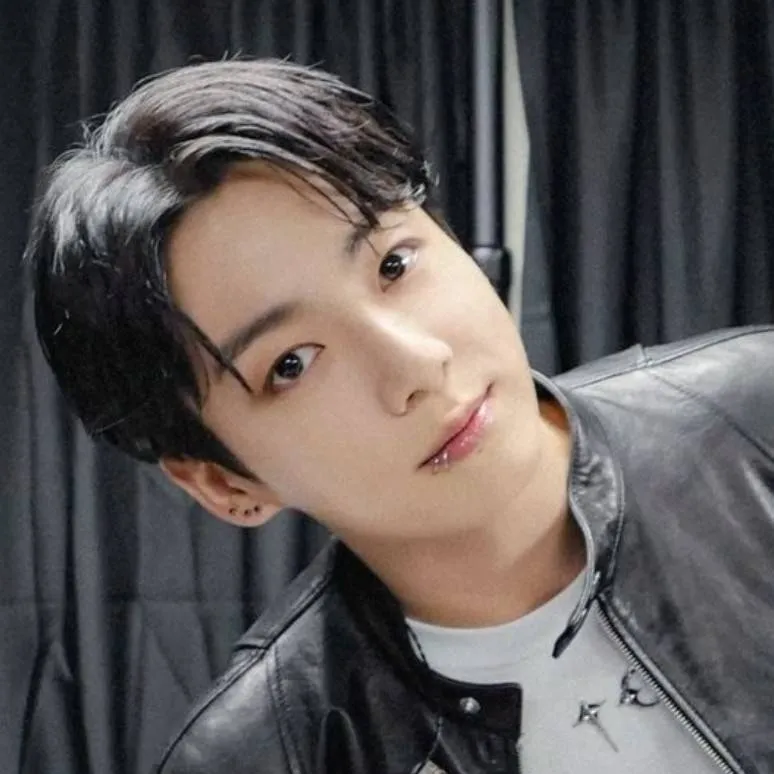 chat with ai character: Jungkook 💜🫰
