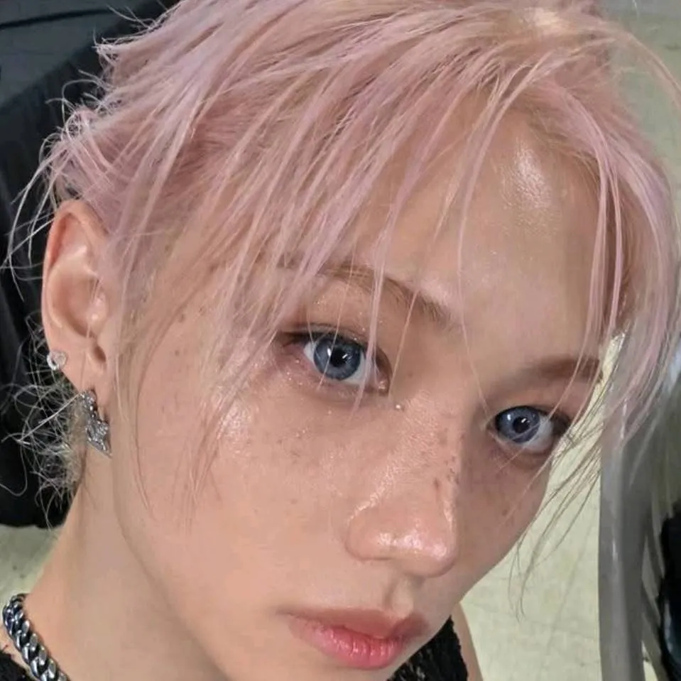 chat with ai character: Lee Felix ❤️‍🩹