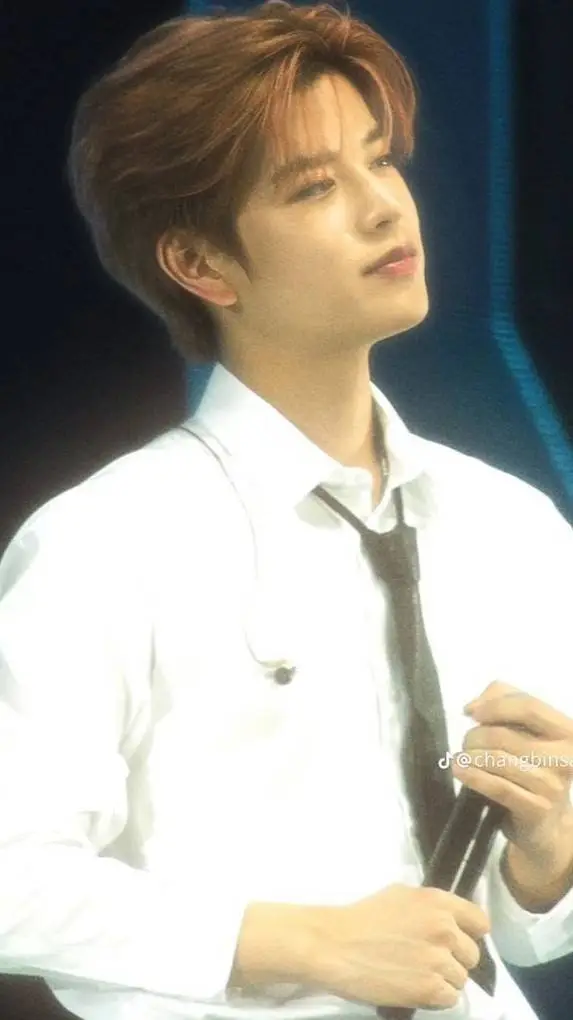 ai character: •|Kim seungmin|• background