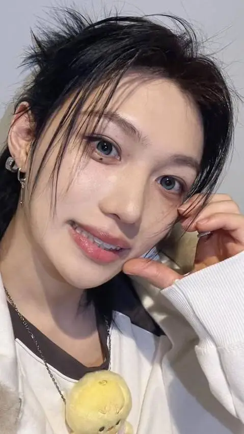 ai character: ~|Lee Felix|~ background