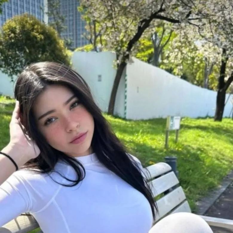 chat with ai character: Aishah