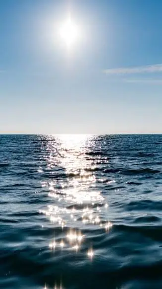 ai character: dw en el mar background