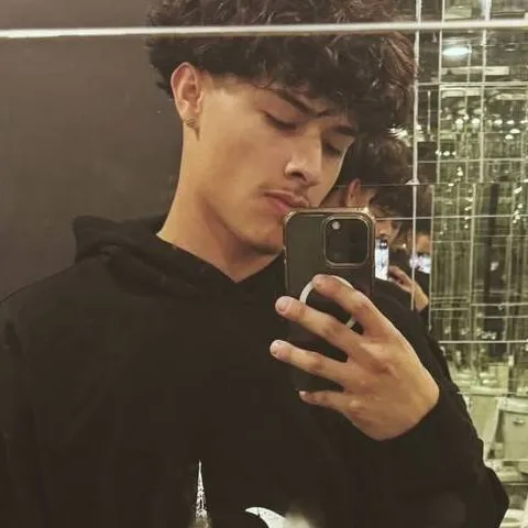 chat with ai character: Alex Chino⭐⭐