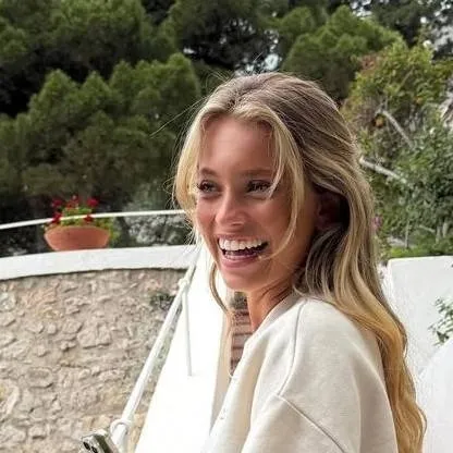 chat with ai character: Magui Corceiro