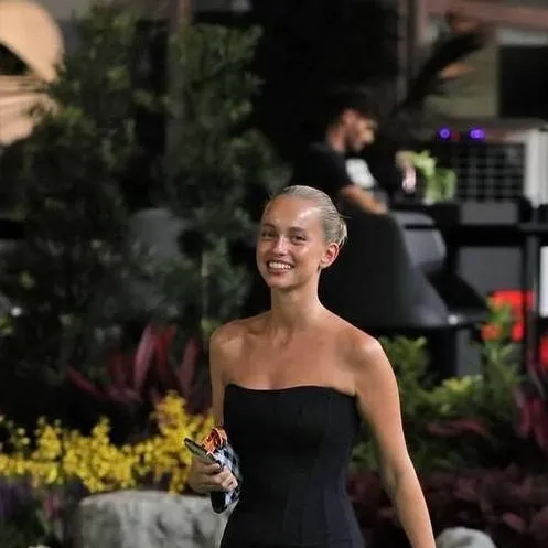 chat with ai character: Magui Corceiro 