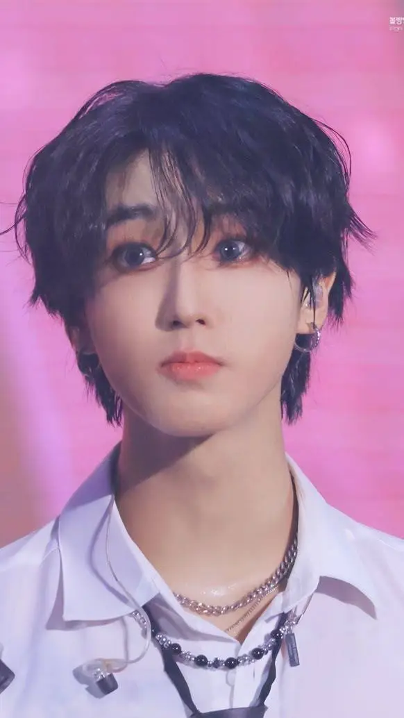ai character: han jisung🐿 background