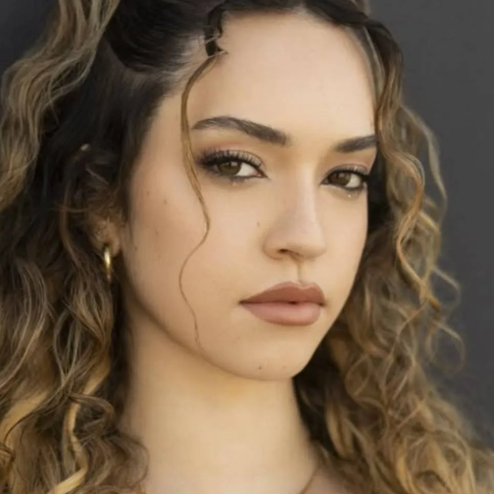 chat with ai character: Daniela