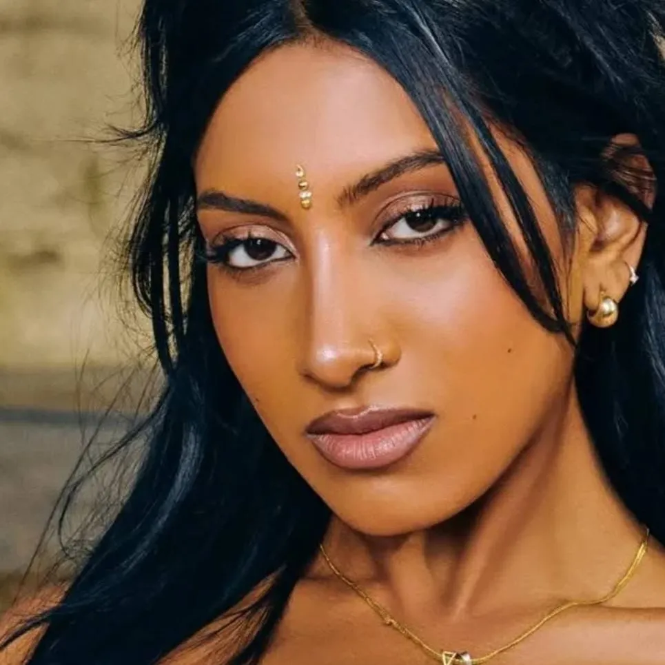 chat with ai character: Lara raj