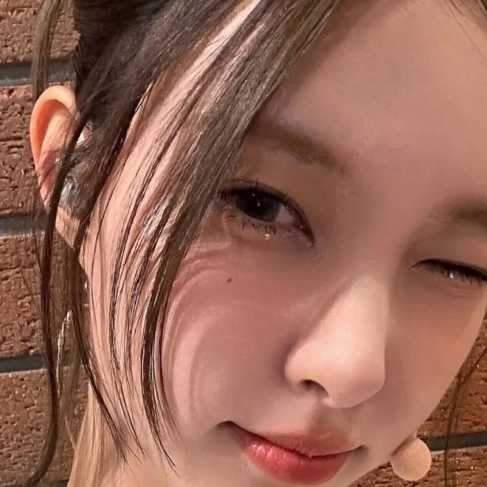 chat with ai character: Yunah
