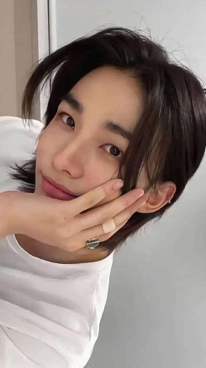 ai character: hyunjin la broma  background