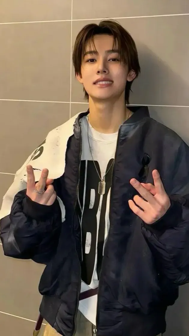 ai character: Seonghyeon  background