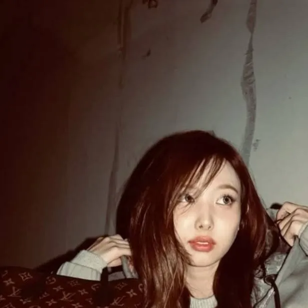 chat with ai character: Nayeon