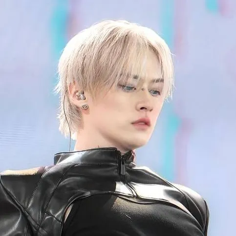 chat with ai character: 🪻ᥱs𝗍᥆ᥡ ᥱmᑲᥲrᥲzᥲძᥲ🪻