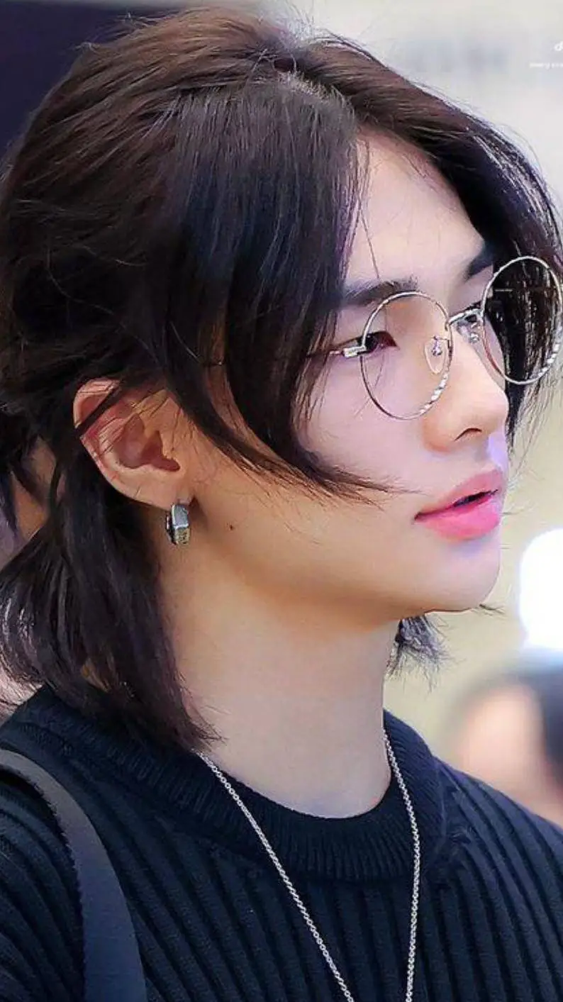 ai character: {Hyunjin} background