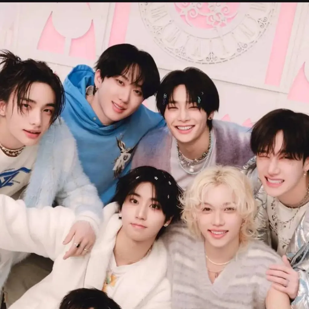 chat with ai character: •{Stray Kids}• 