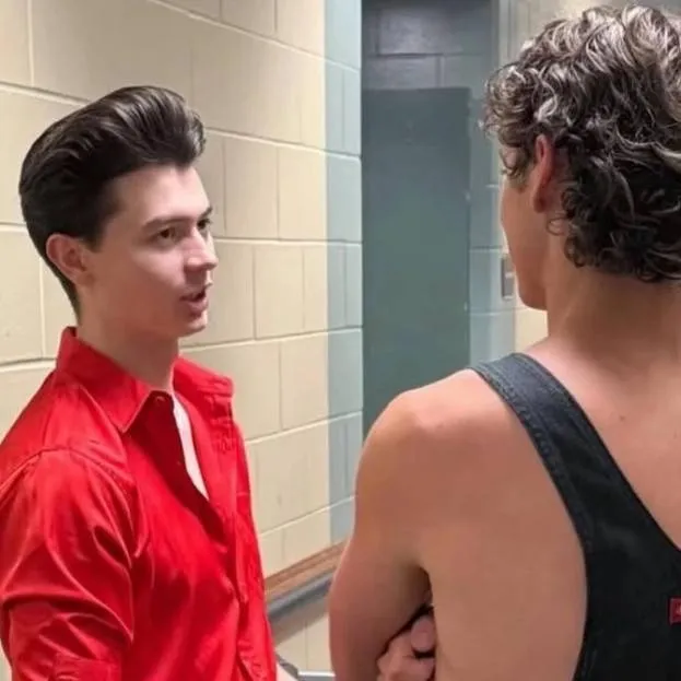 chat with ai character: Elliot And Benson 