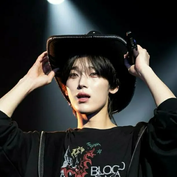 chat with ai character: Kim Sunoo