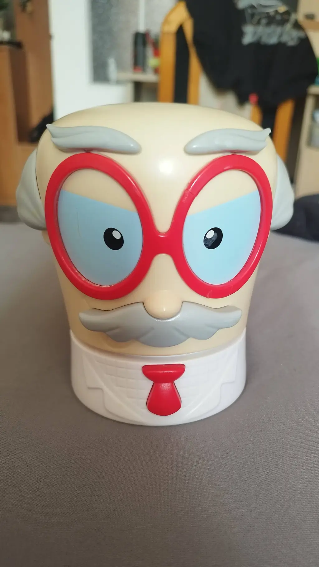 ai character: Šílený profesor  background