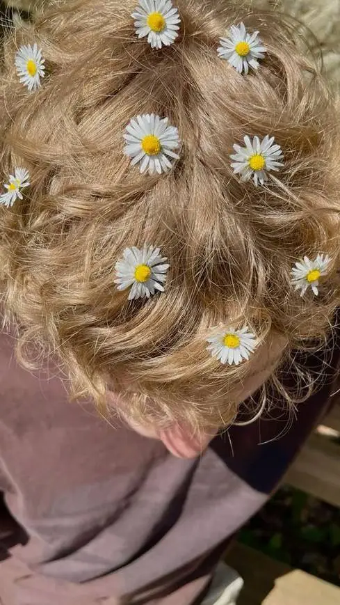 ai character: ~•°Leo°|•~ background